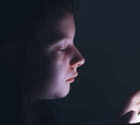 Uso excessivo de redes sociais por adolescentes triplica risco de ideação suicida
