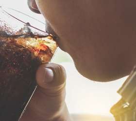 Beber durante a refeição faz mal? Nutricionista explica mitos e verdades