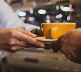 Beber café pode te fazer perder dinheiro e afetar o seu bolso